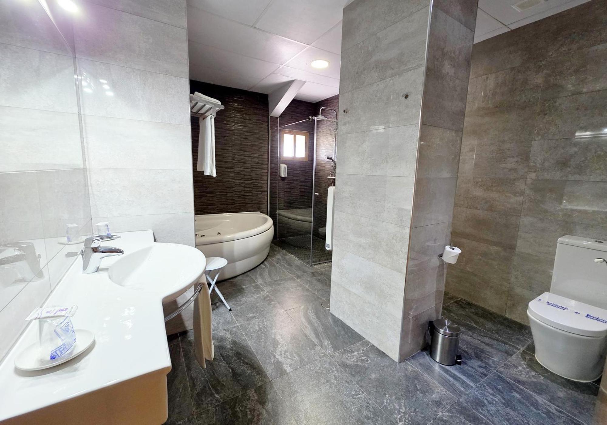 Hotel Los Barruecos By Croma Malpartida de Cáceres Εξωτερικό φωτογραφία